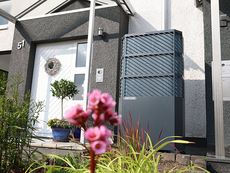 Zewotherm Wärmepumpe vor einem Haus