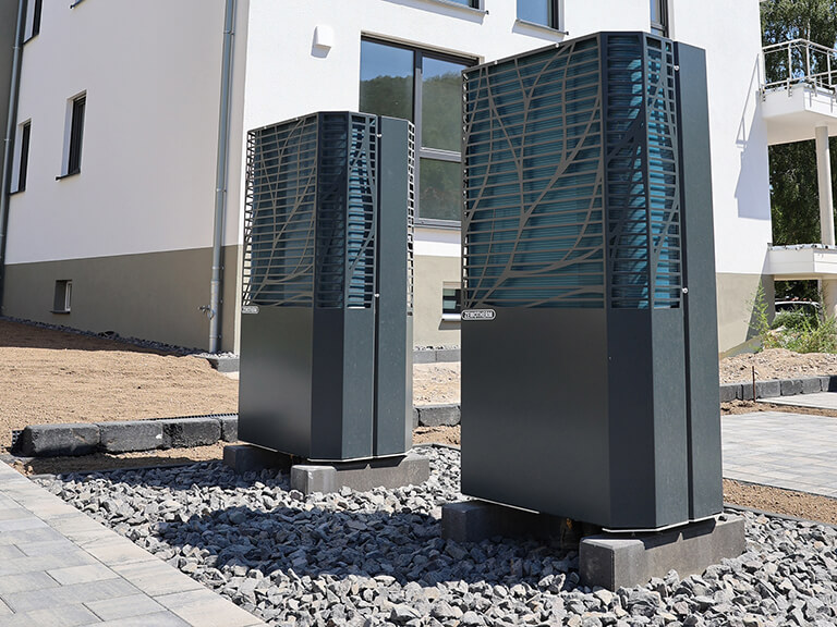 Zwei Zewotherm Wärmepumpe vor einem Gebäude